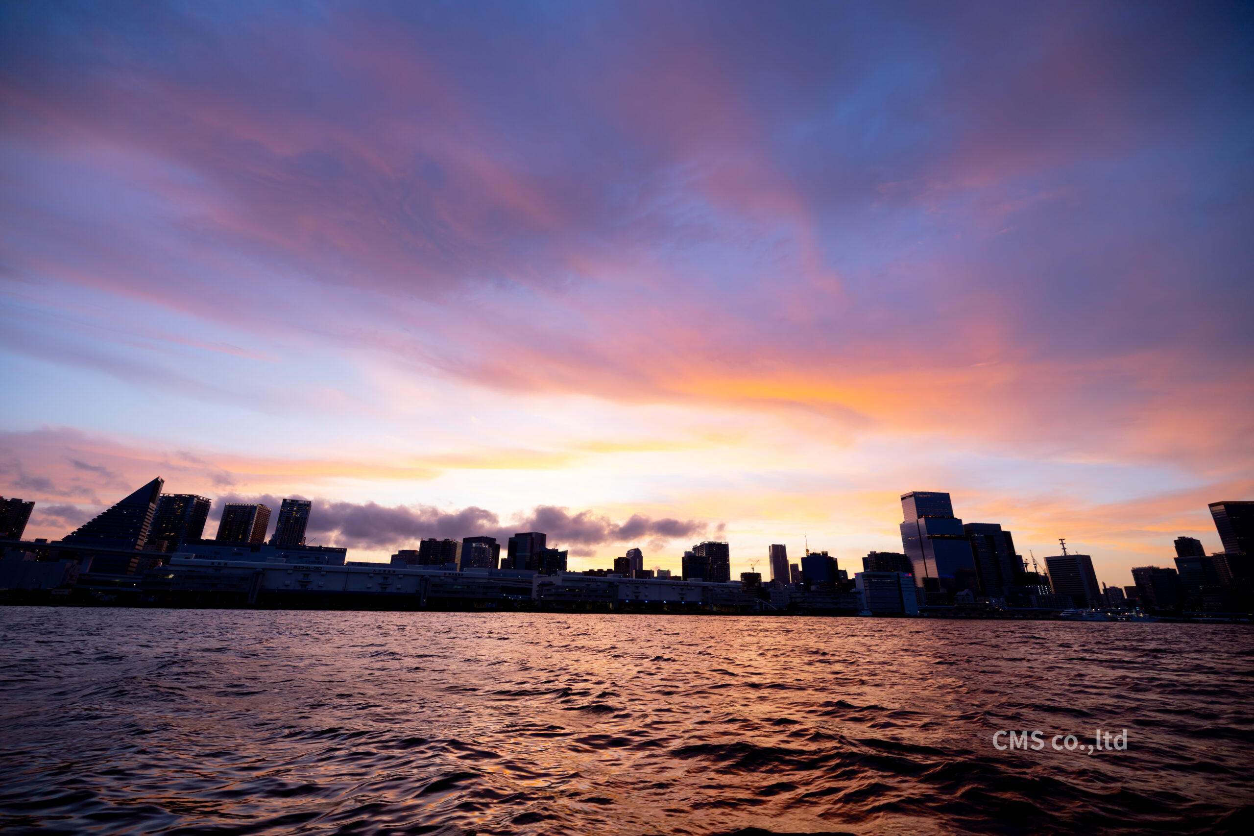 茜色に染まる夕景と東京湾の海面を捉えた屋形船からの高解像度写真