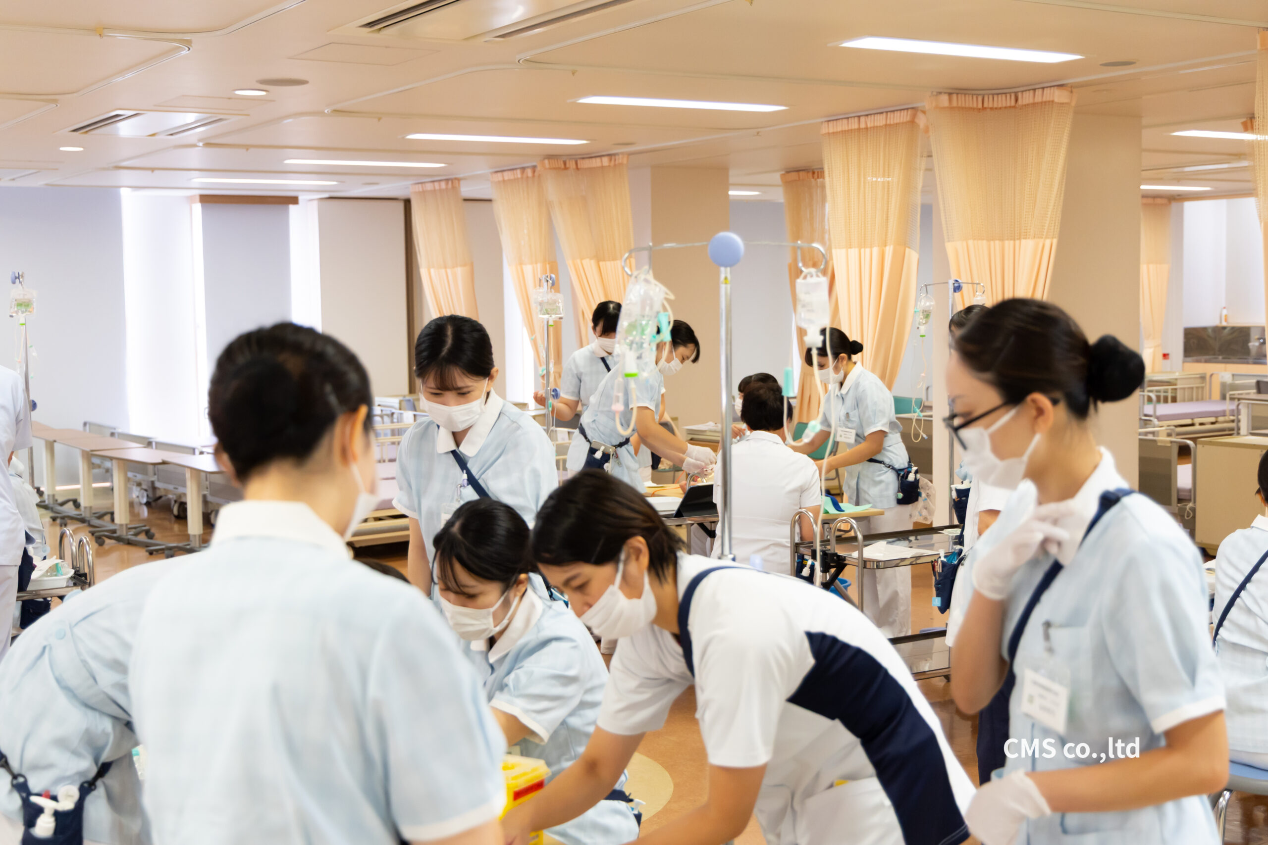 千葉県千葉市の青葉看護専門学校における看護実習室全体の指導・練習風景