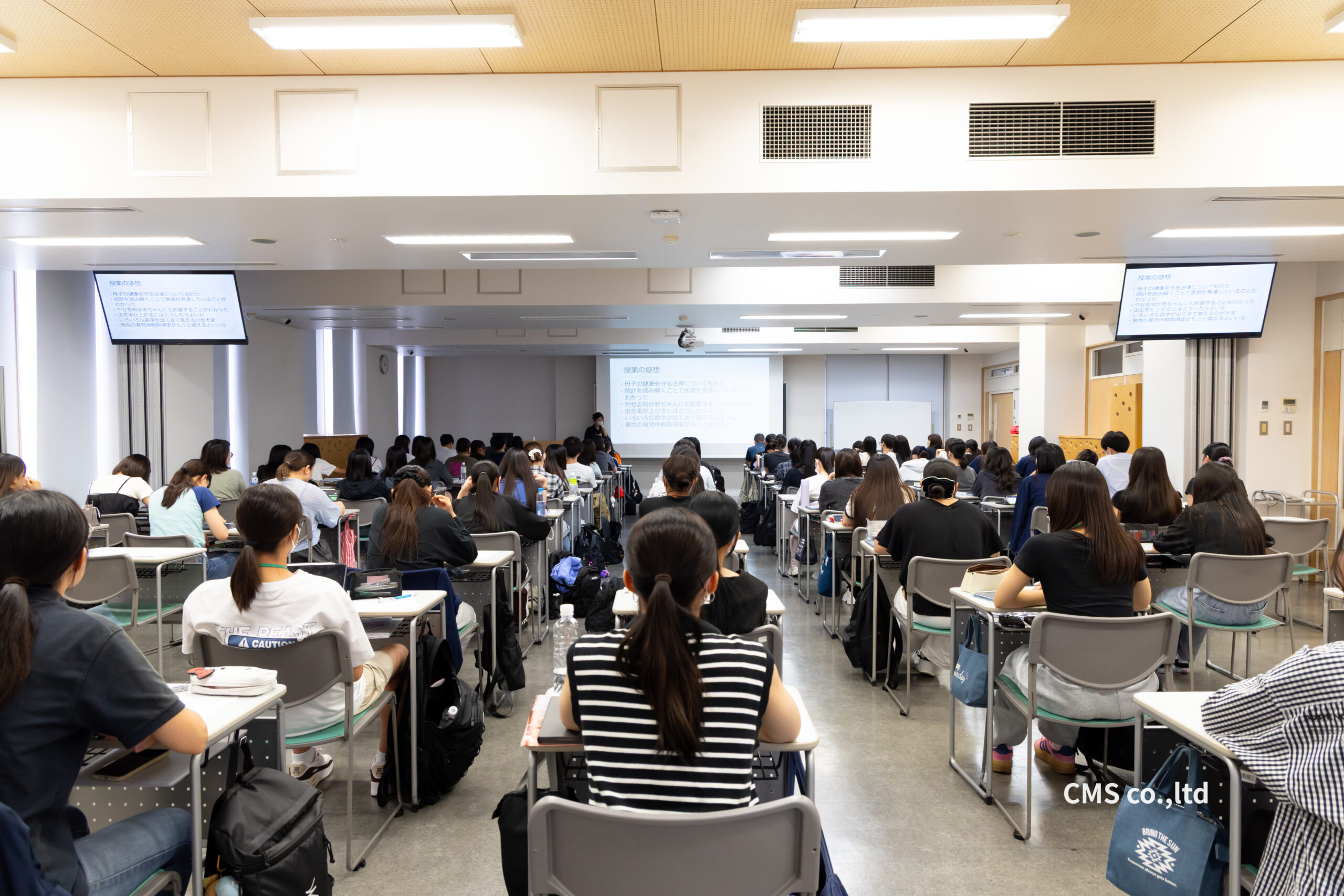 千葉市青葉看護専門学校の大講義室で行われる座学授業風景（千葉県千葉市）