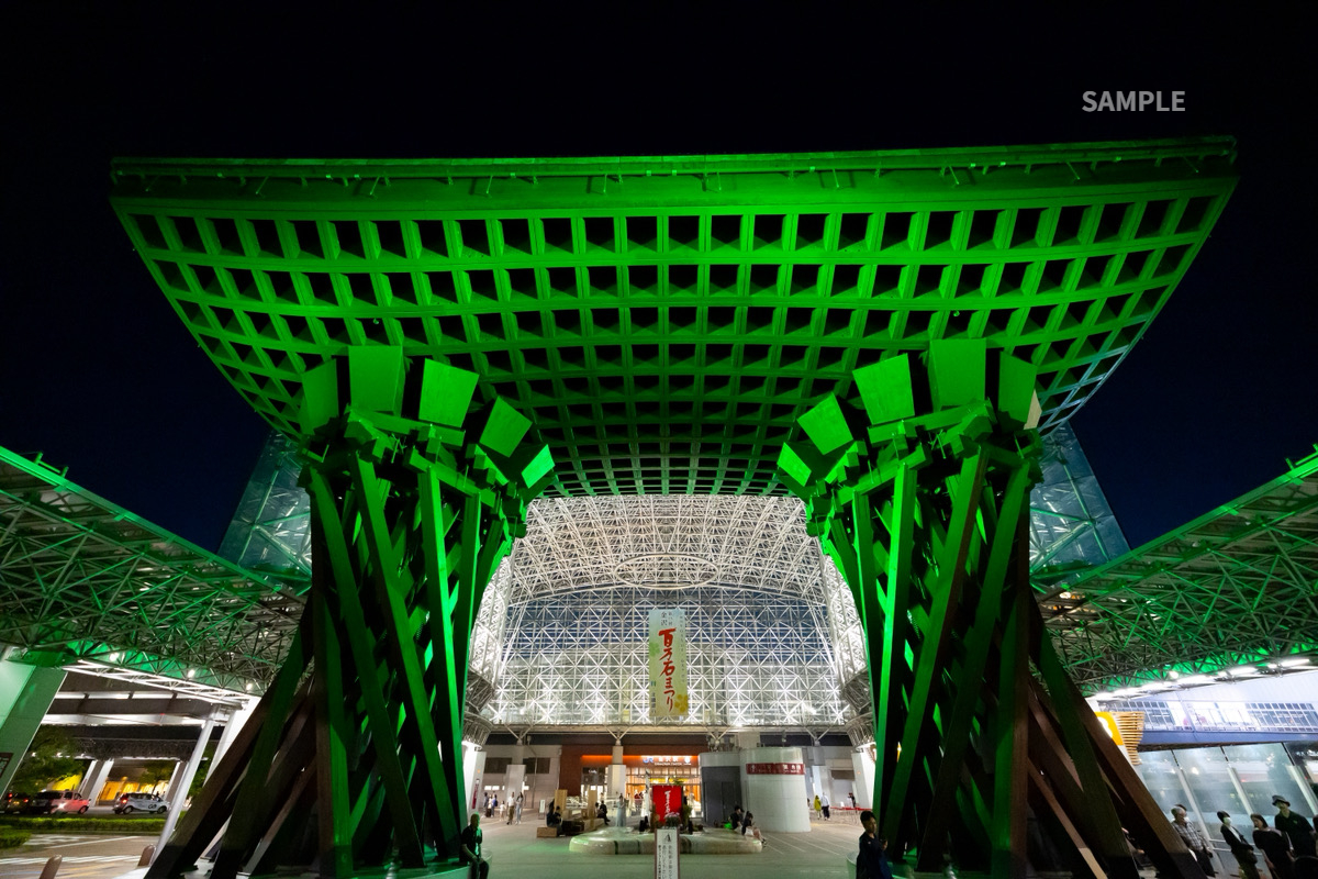 JR金沢駅・鼓門の幻想的なライトアップ夜景撮影