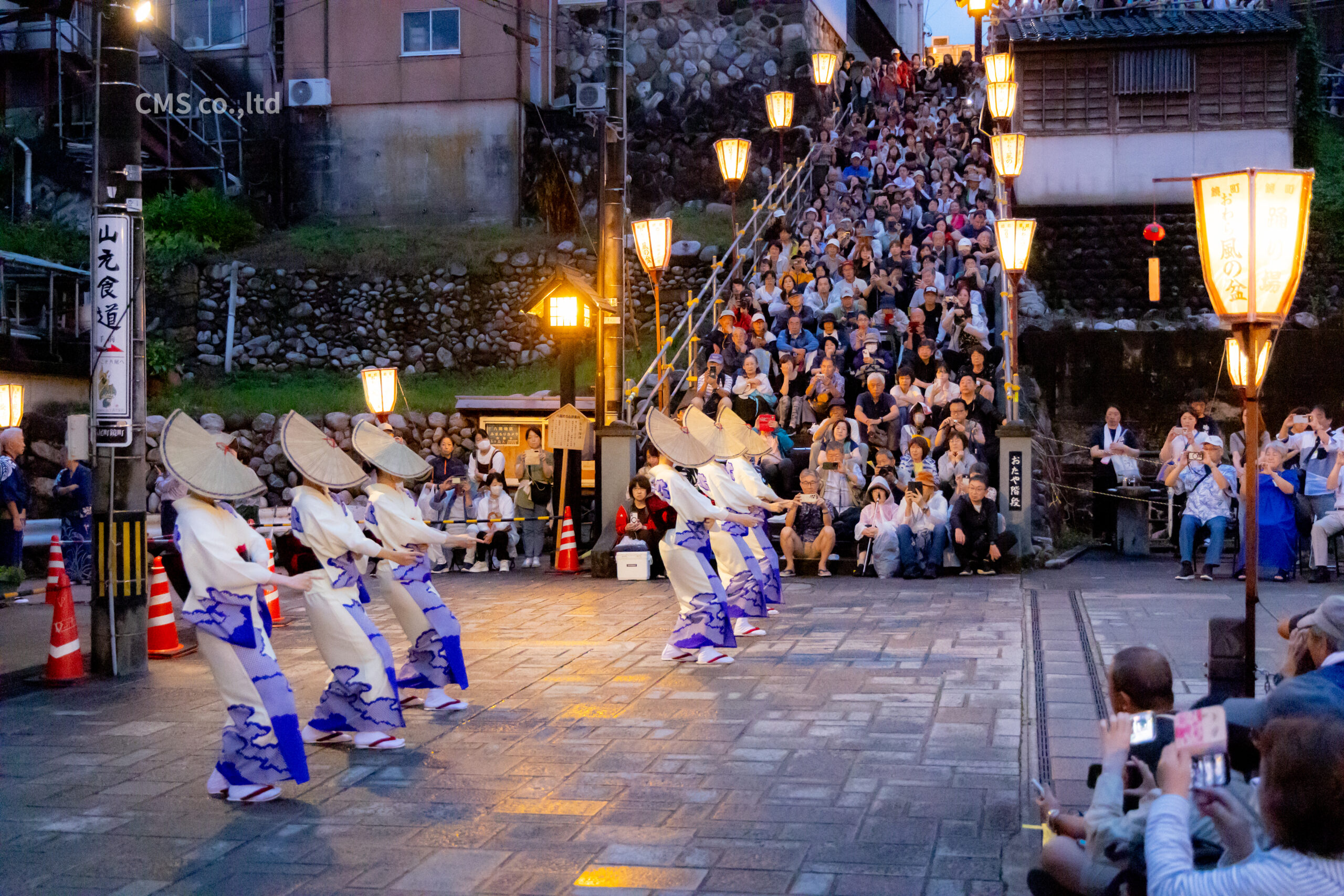 ぼんぼりの明かりと大勢の観客に見守られながら優美に踊るおわら風の盆の女性踊り手たち