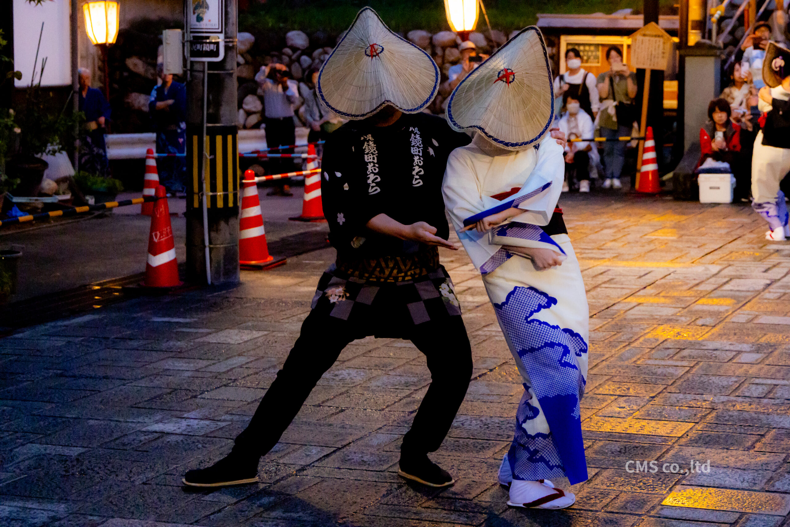 伝統的な格子戸の前で男女が息を合わせて踊るおわら風の盆の男踊りと女踊り