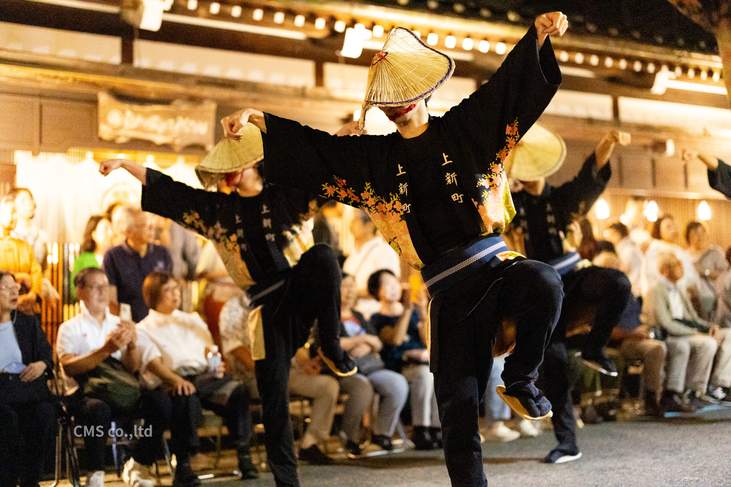 編み笠を深くかぶり躍動感あふれる男踊りを披露するおわら風の盆の踊り手