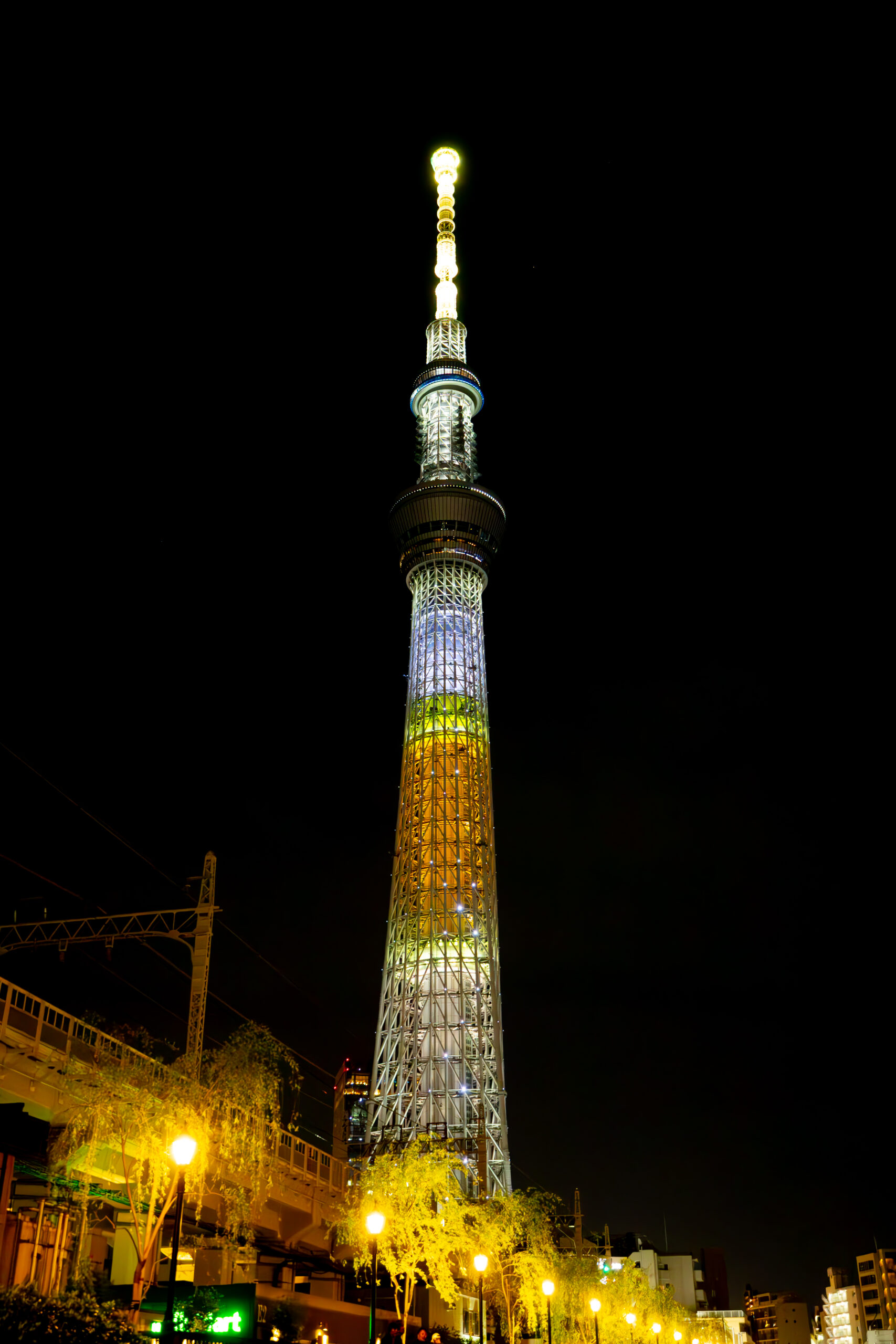 夜間に紫とピンクに美しくライトアップされた東京スカイツリーの全景。高品質画像撮影会社CMS株式会社による夜景撮影実績